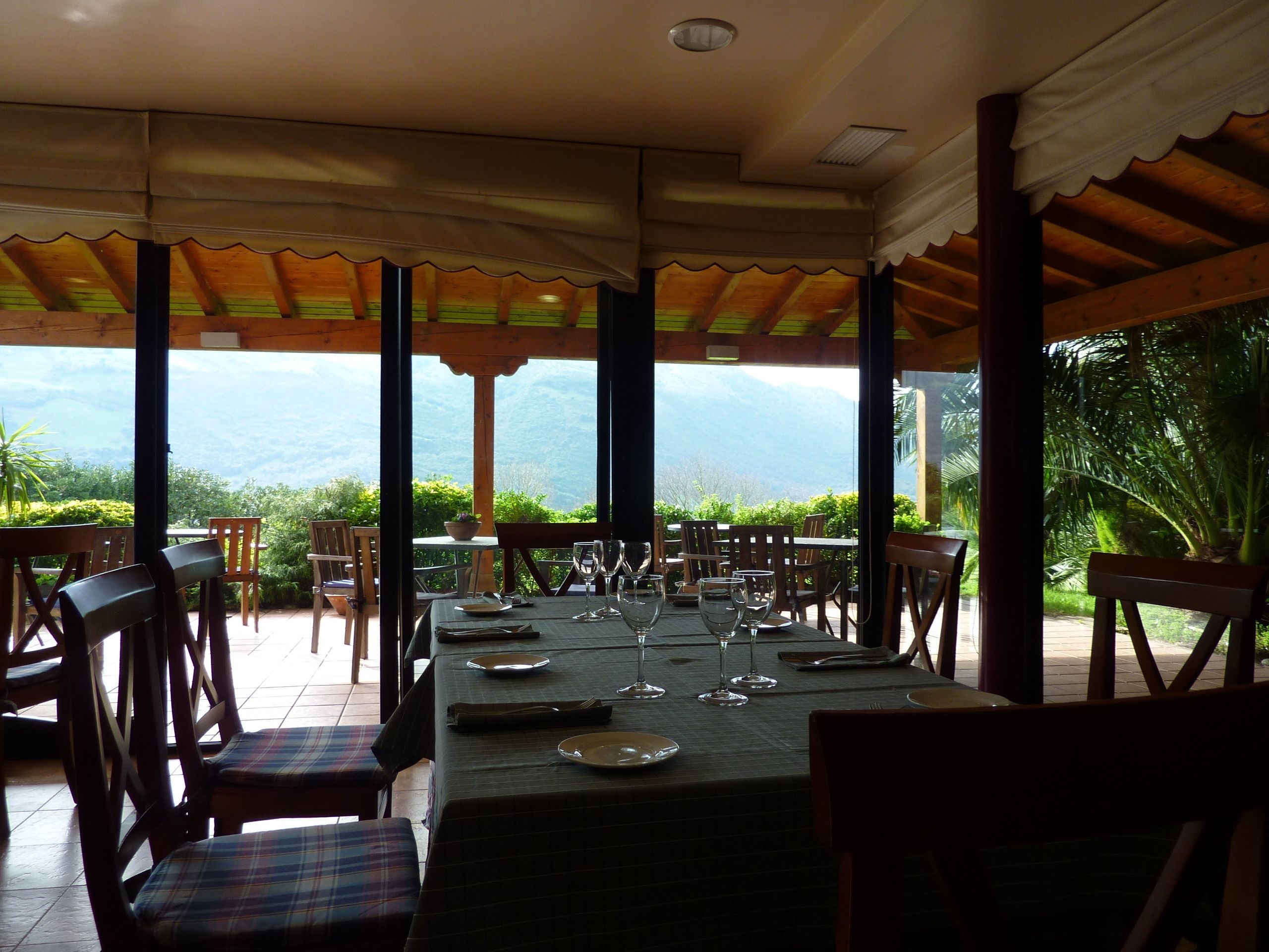 breakfast and dinner served, international cuisine