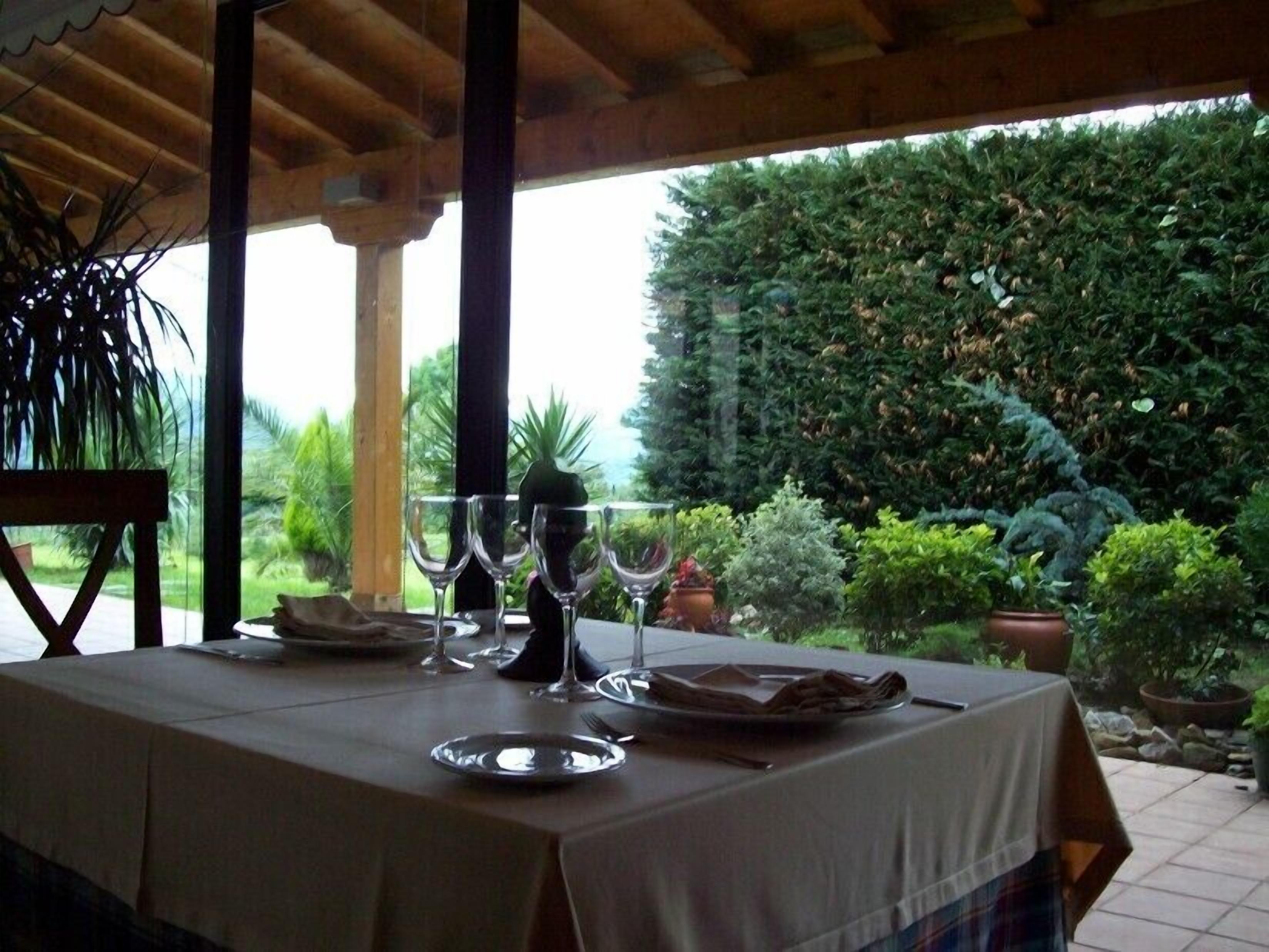 breakfast and dinner served, international cuisine