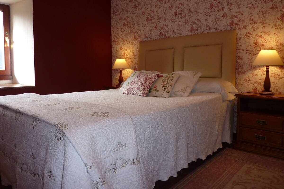 Single Room | Blackout curtains, free cots/infant beds