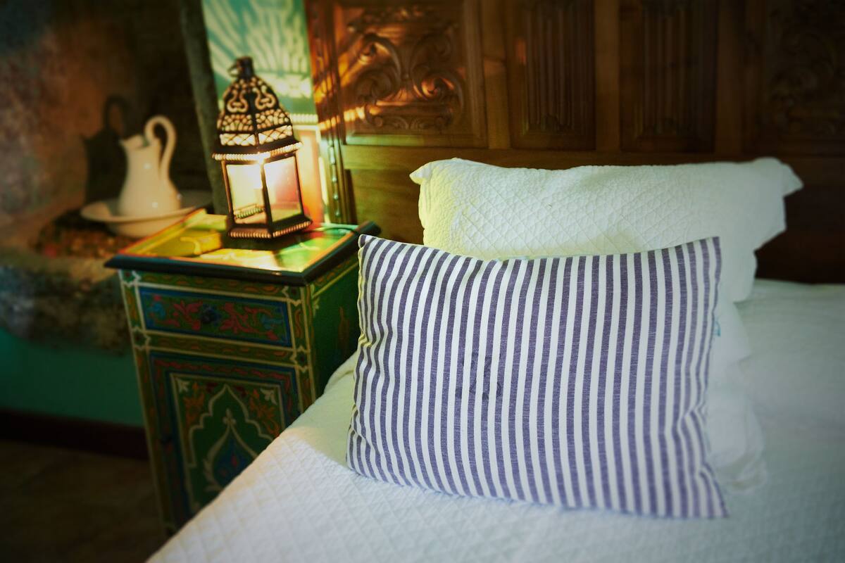 blackout curtains, free cots/infant beds