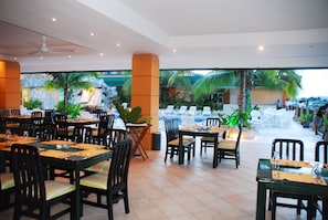Breakfast, lunch and dinner served - Peten Esplendido Hotel and Conference Center (Flores)