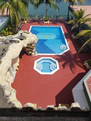 Outdoor pool - Peten Esplendido Hotel and Conference Center (Flores)