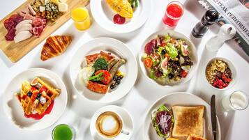 Daily buffet breakfast (CNY 140 per person)