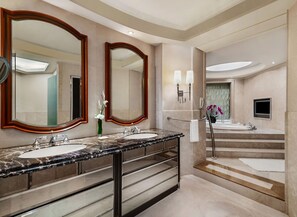 Minibar, in-room safe, desk, blackout curtains - Shangri-La Fuzhou (Fuzhou)