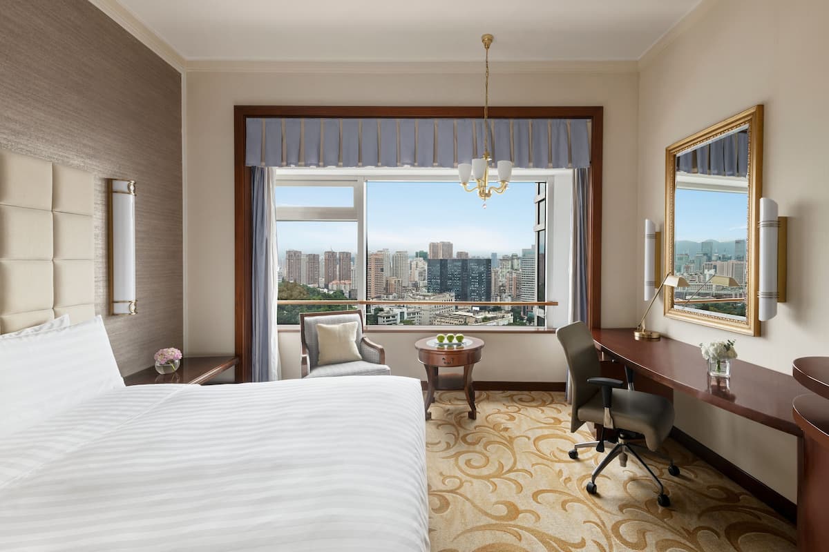 Horizon Deluxe, Room, 1 King Bed | Minibar, in-room safe, desk, blackout curtains