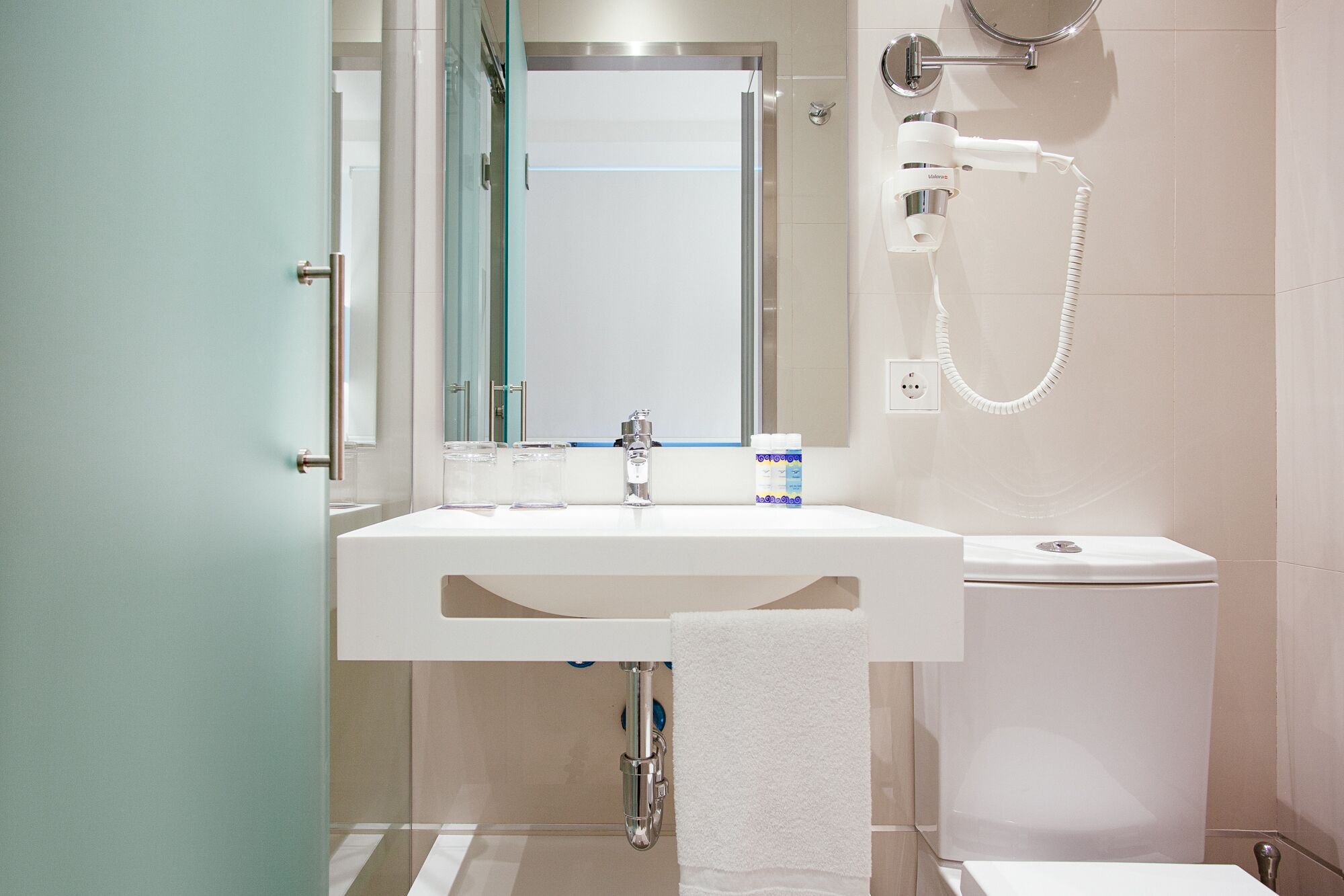 shower, free toiletries, hair dryer, towels