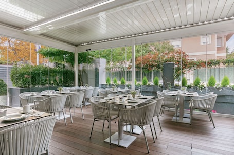 Colazione a buffet a pagamento, servita tutte le mattine . Globales Acis & Galatea