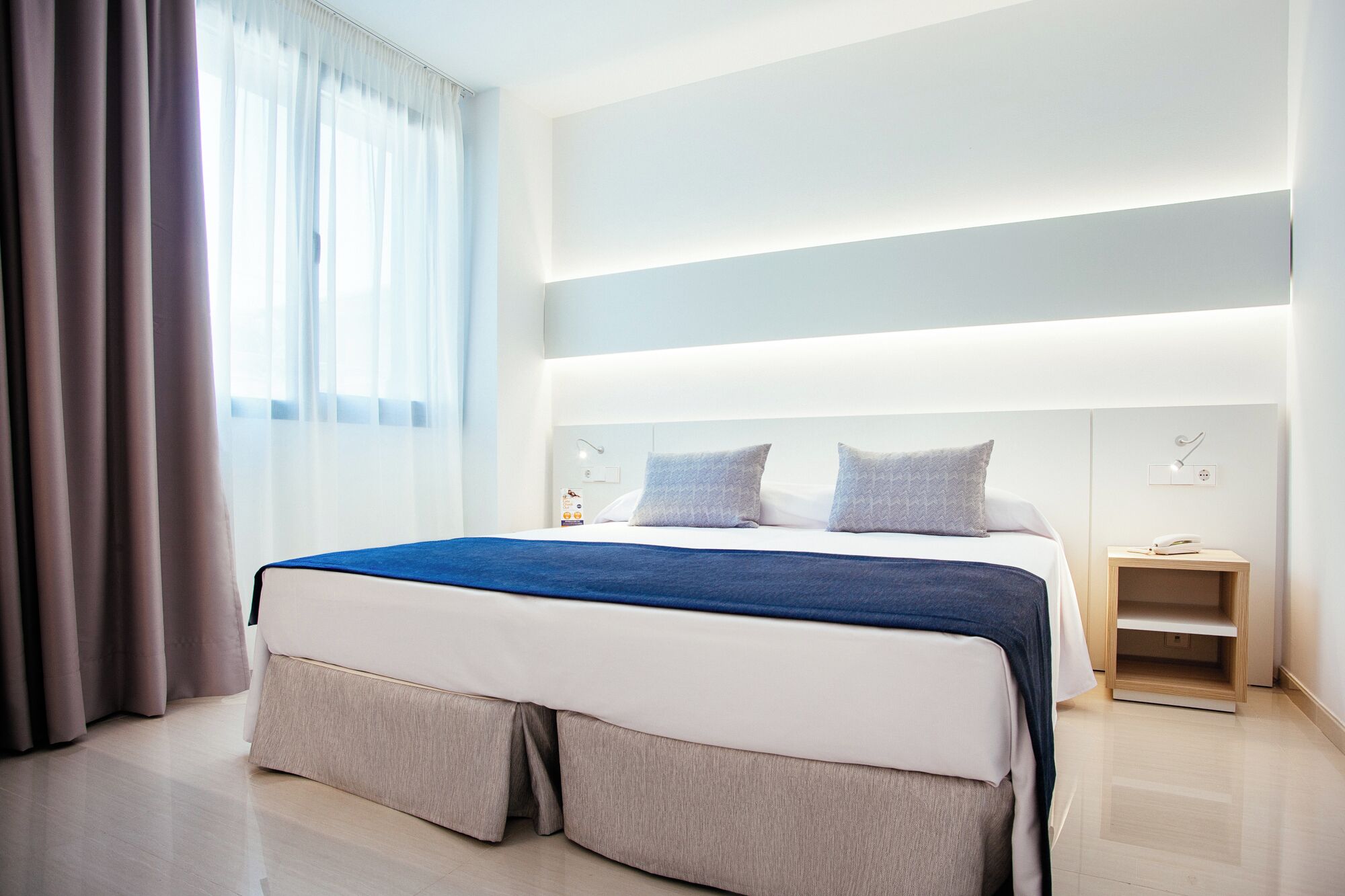 Safe på rommet, strykejern/-brett, wi-fi (inkludert) og sengetøy