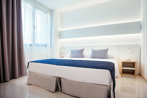 Een kluis op de kamer, een strijkplank/strijkijzer, gratis wifi