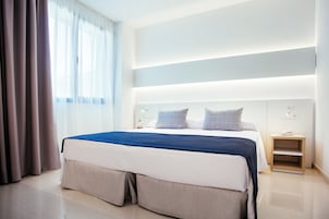 Safe på rommet, strykejern/-brett, wi-fi (inkludert) og sengetøy