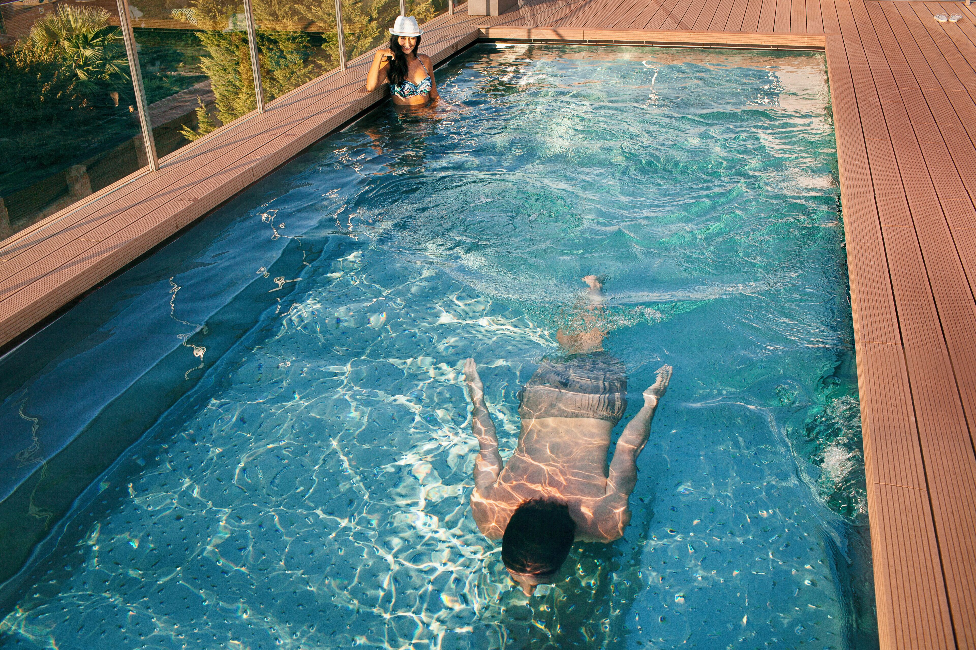 Una piscina al aire libre de temporada (de 11:00 a 19:00), sombrillas