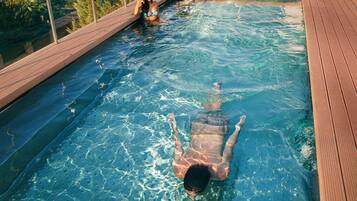 Una piscina al aire libre de temporada (de 11:00 a 19:00), sombrillas