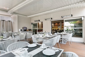 Dagelijks ontbijtbuffet (EUR 10 per persoon)