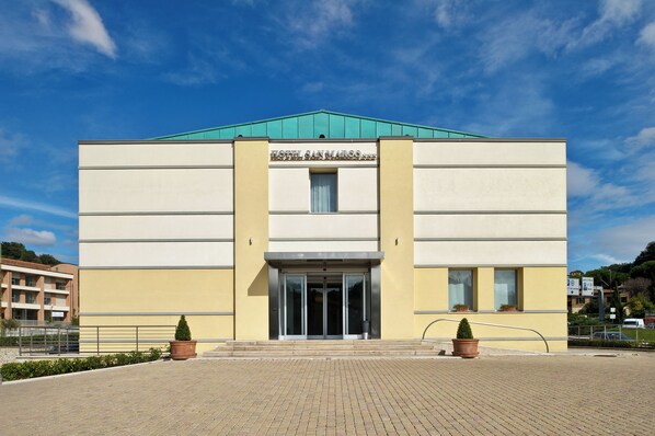 A modern building with a sign reading 'HOTEL SAN MARCO.' - Best Western Hotel San Marco (Siena)