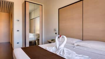 Camera Comfort con letto matrimoniale o 2 letti singoli | Minibar, una cassaforte in camera, una scrivania, postazione laptop