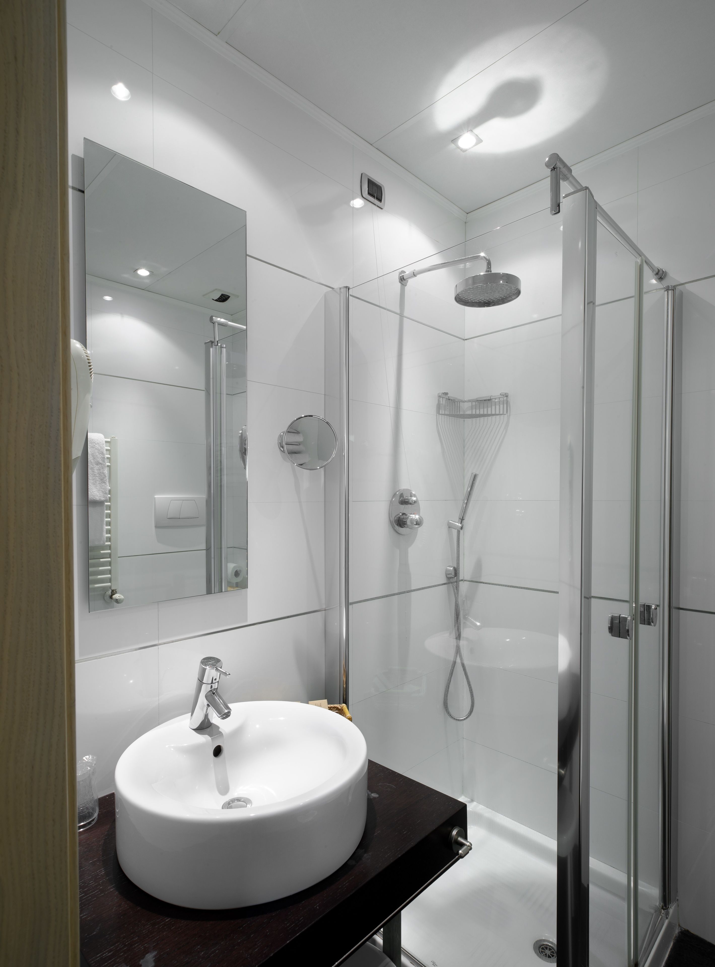 shower, free toiletries, hair dryer, bidet