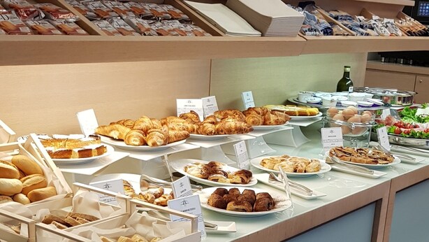 Een buffet met diverse gerechten en een fles olijfolie.