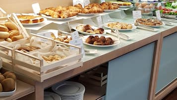 Petit déjeuner buffet (10 EUR par personne)