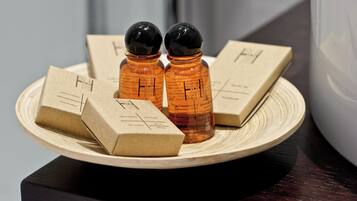 Ducha, artículos de tocador gratuitos, secador de pelo, bidet