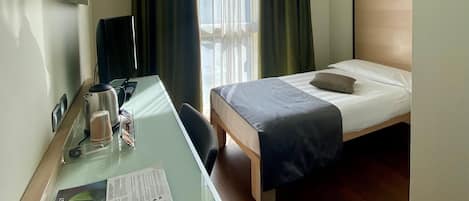 Minibar, caja de seguridad en la habitación y escritorio