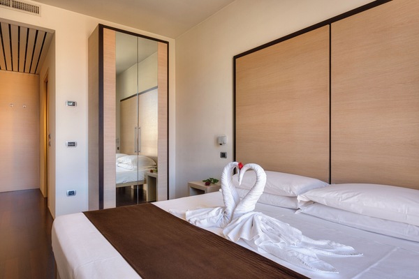 Minibar, caja de seguridad en la habitación y escritorio