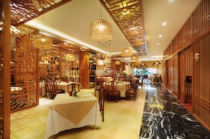 2 restaurantes; se sirven desayunos 