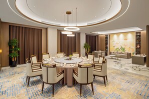 2 restaurants; breakfast, lunch and dinner served  - Guanganmen Grand Metropark Hotel Beijing (Beijing)