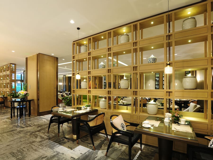 2 restaurants, breakfast served