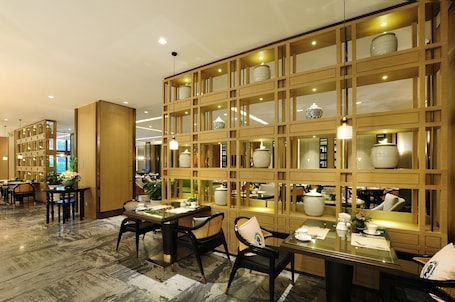 2 restaurants; breakfast, lunch and dinner served . Guanganmen Grand Metropark Hotel Beijing