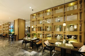 2 restaurants, breakfast served