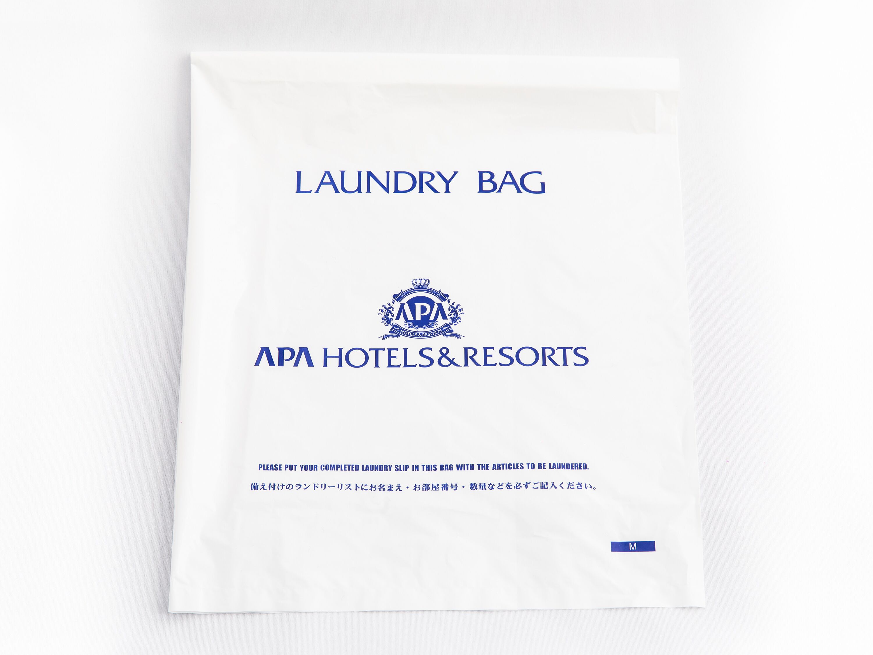 Una bolsa de lavandería blanca con el texto 