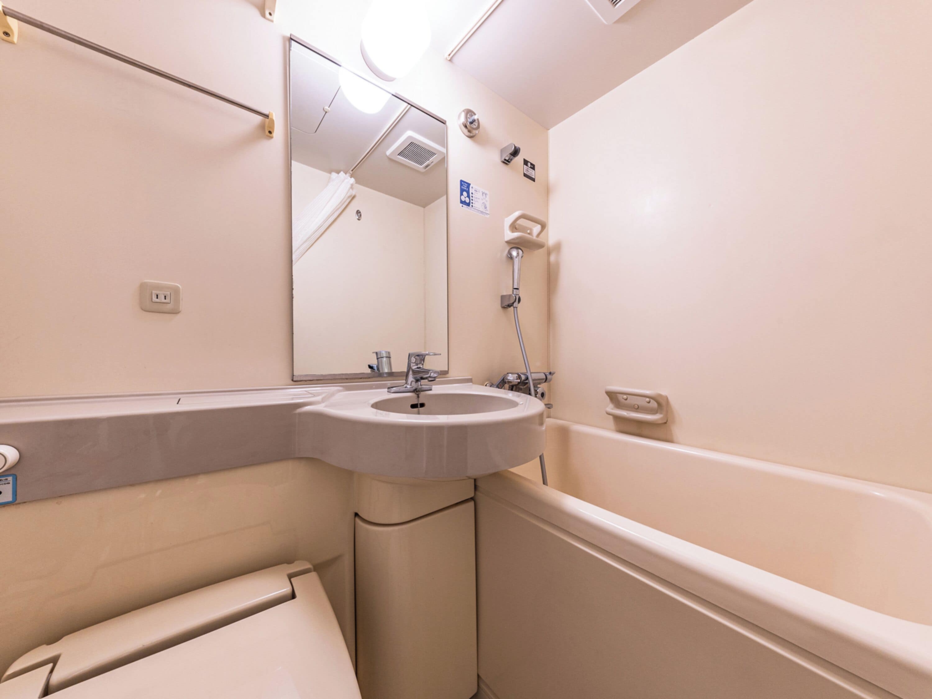 Combined shower/tub, deep soaking tub, free toiletries, hair dryer