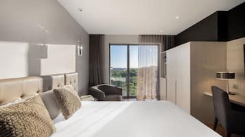 Minibar, caja de seguridad en la habitaciĂłn y escritorio