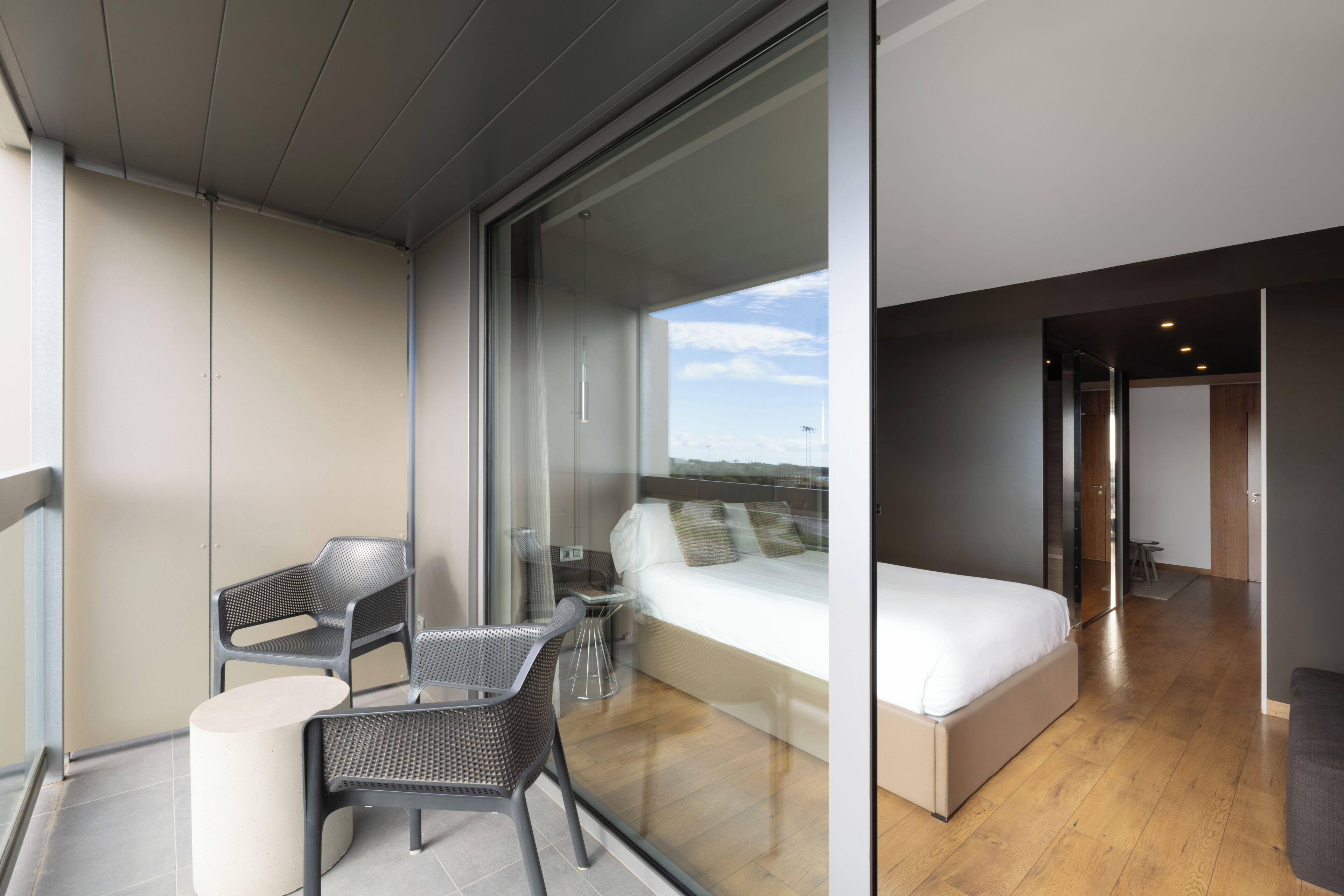 Minibar, värdeförvaringsskåp på rummet och skrivbord