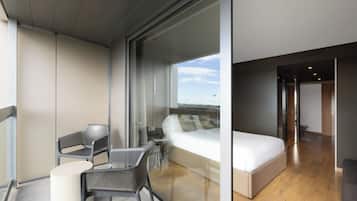 Minibar, värdeförvaringsskåp på rummet och skrivbord