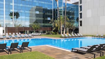 Piscine extérieure (ouverte en saison), chaises longues