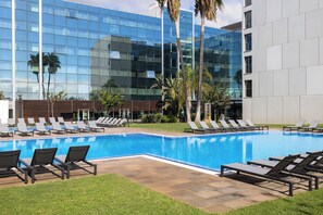 Seasonal outdoor pool, open 11:00 AM to 7:00 PM, sun loungers - Hotel SB BCN Events 4 Sup (Castelldefels)