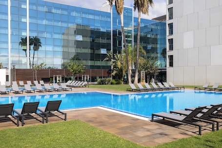 Una piscina al aire libre de temporada, sillones reclinables de piscina. Hotel SB BCN Events 4 Sup
