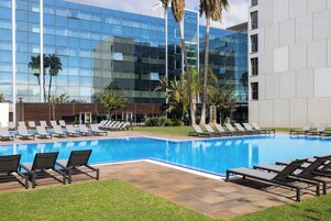 Una piscina al aire libre de temporada (de 11:00 a 19:00), tumbonas