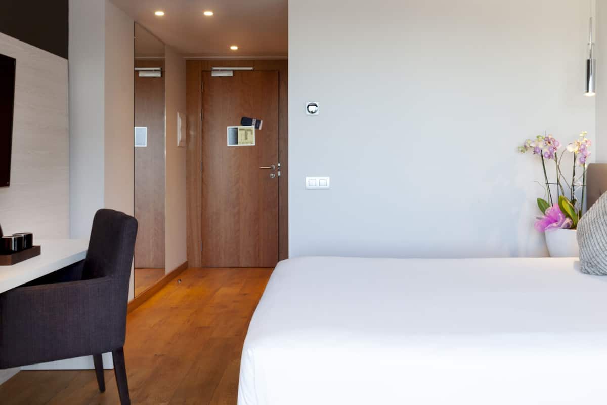 Minibar, caja de seguridad en la habitación y escritorio