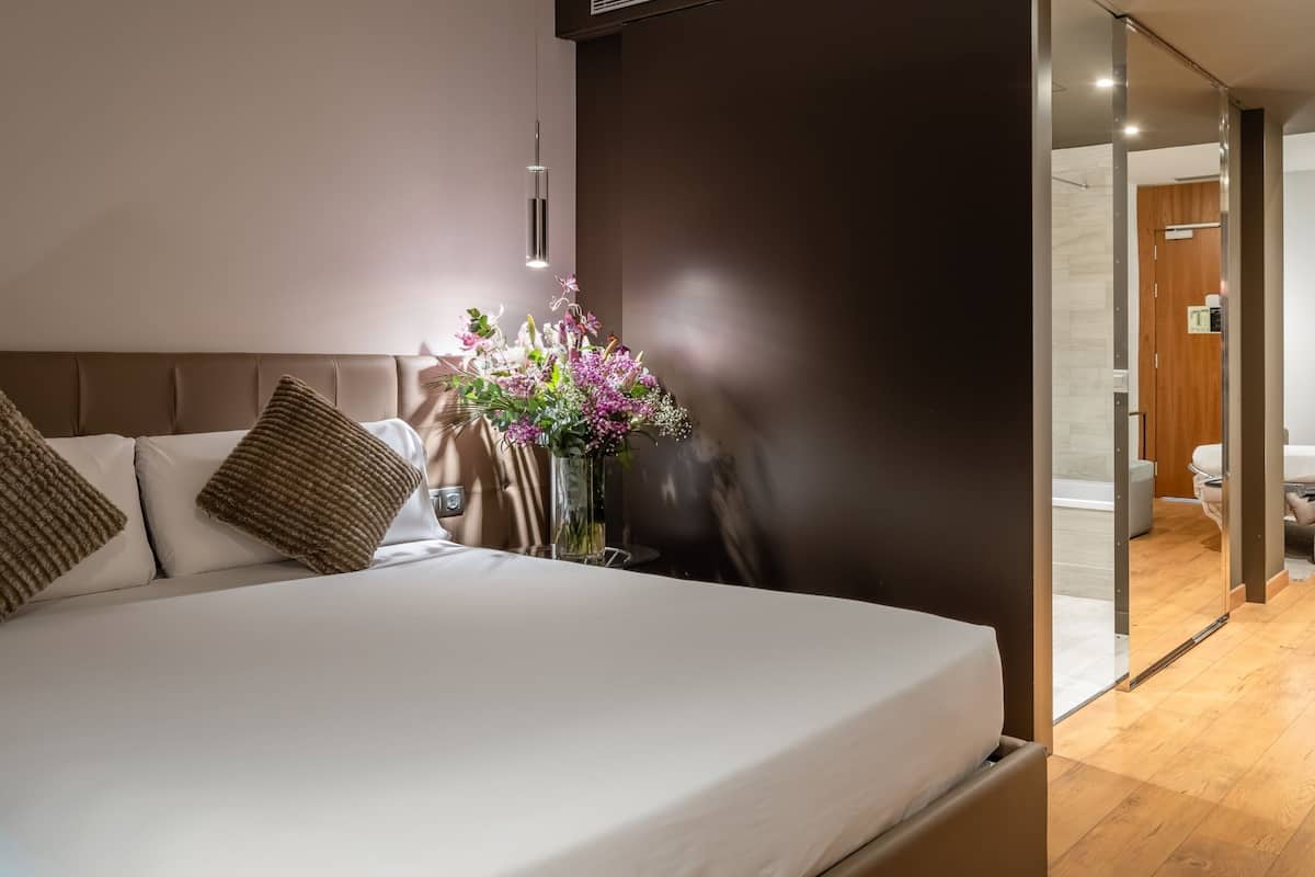1 soveværelse, minibar, pengeskab på værelset, skrivebord