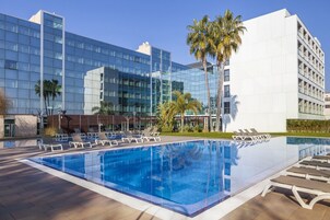 Una piscina al aire libre de temporada (de 11:00 a 19:00), tumbonas