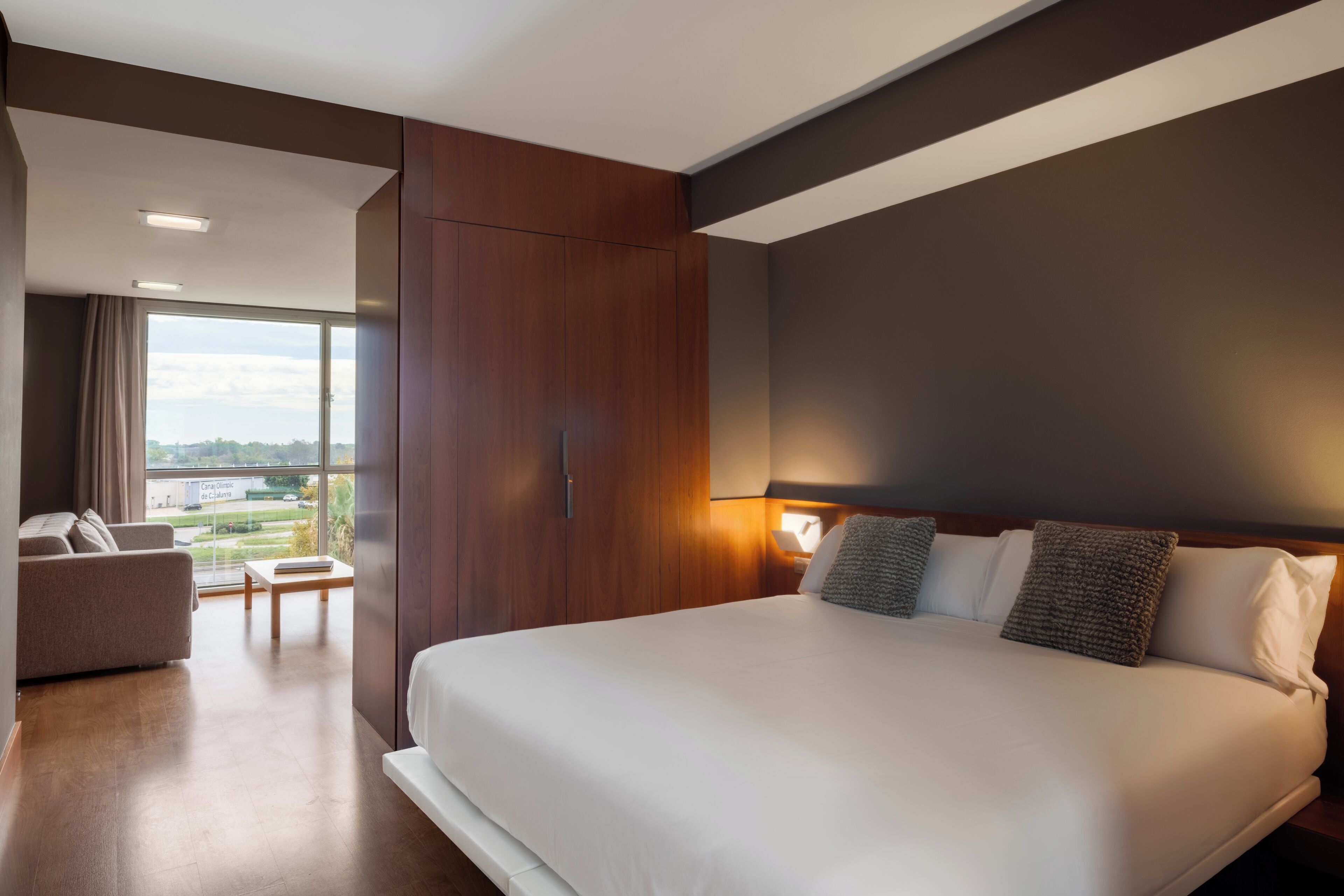 Junior Suite | Minibar, in-room safe, desk, blackout drapes