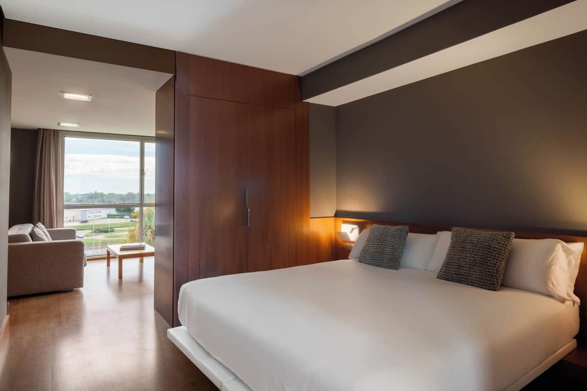 Junior Suite | Minibar, in-room safe, desk, blackout drapes