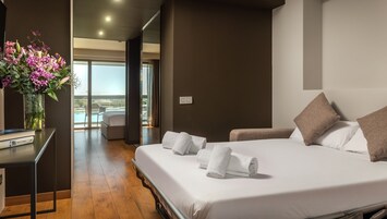 Minibar, caja fuerte, escritorio y cortinas opacas