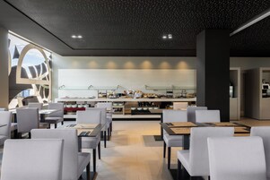 Se ofrece un desayuno bufé todos los días (16 EUR por persona)