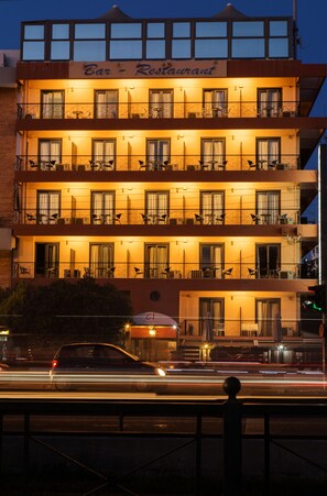 Vista frontal de la propiedad por la tarde o noche