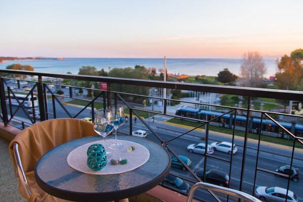 Habitación con 1 cama matrimonial o 2 individuales, vista al mar | Terraza o patio