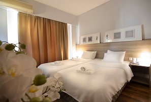 Dobbeltværelse med dobbeltseng eller 2 enkeltsenge | Pengeskab på værelset, skrivebord, lydisolering, gratis baby-/barnesenge