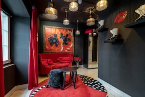 Minibar, coffres-forts dans les chambres, décoration personnalisée